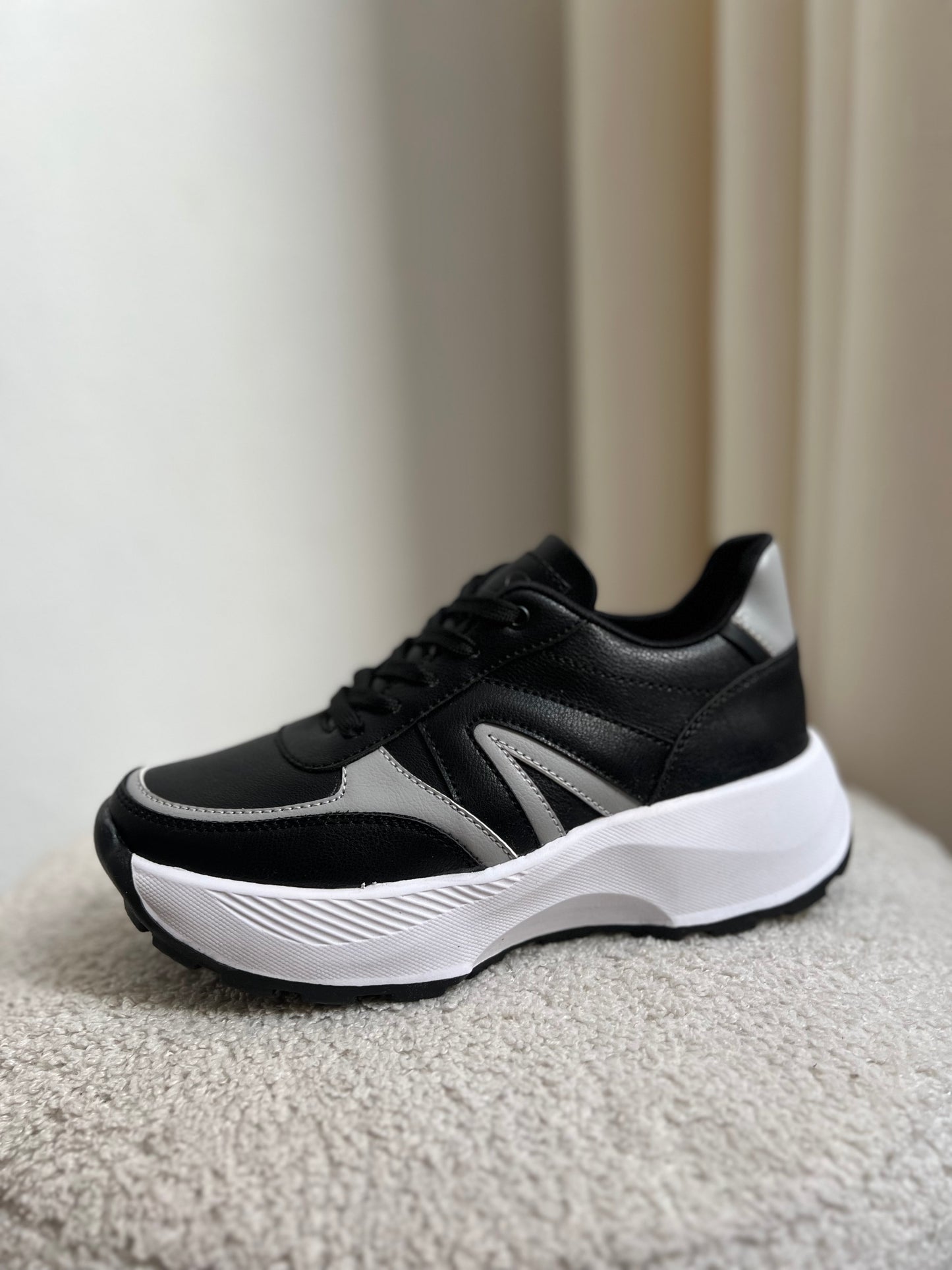 Zapatilla negra - Nicki