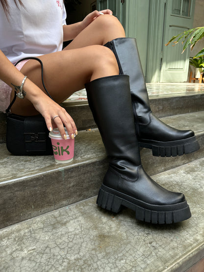 Bota negra - Simone