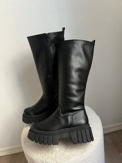 Bota negra - Simone